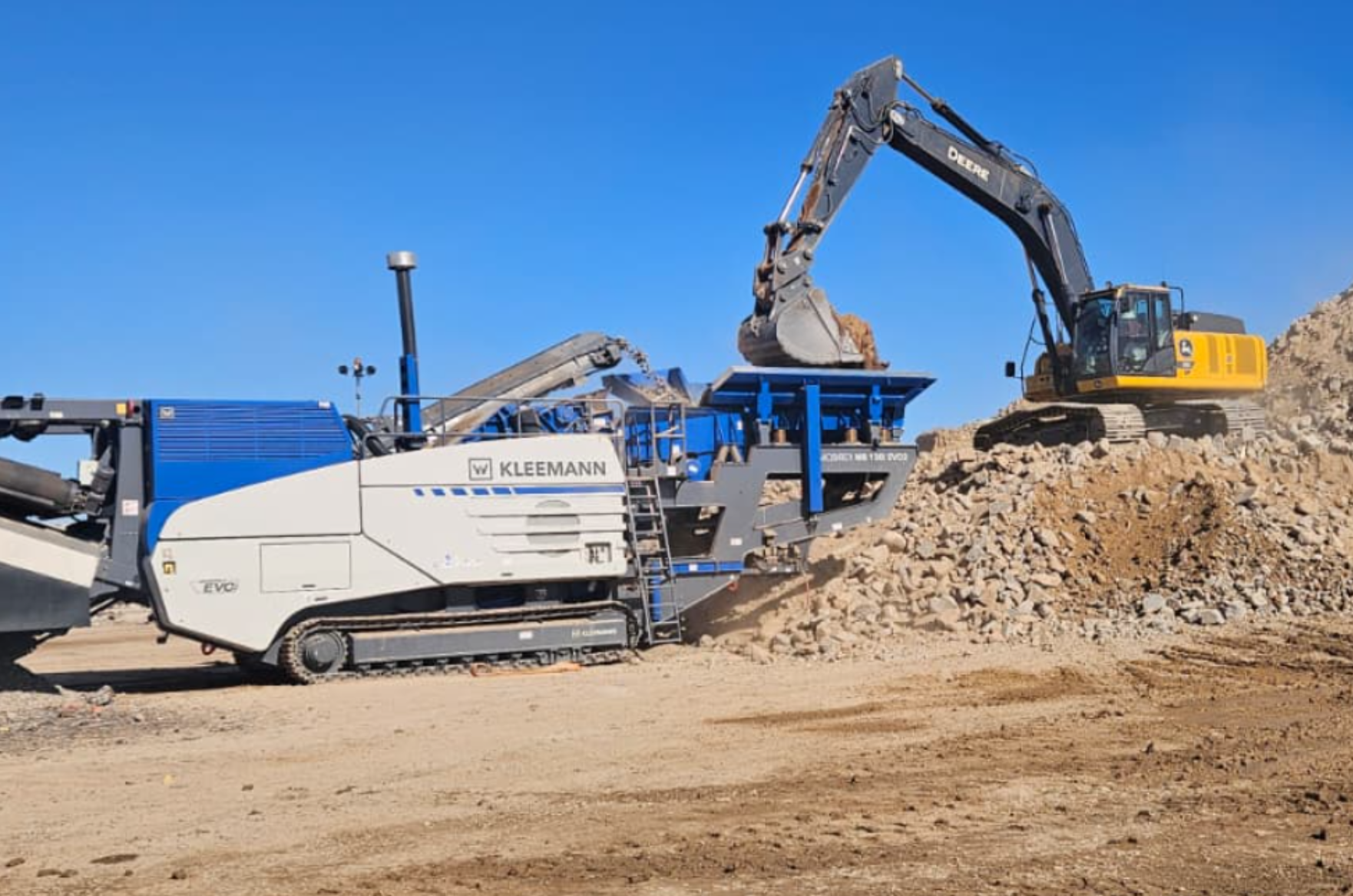 Kleemann MC 135 EVO jaw crusher with Deere excavator feeding