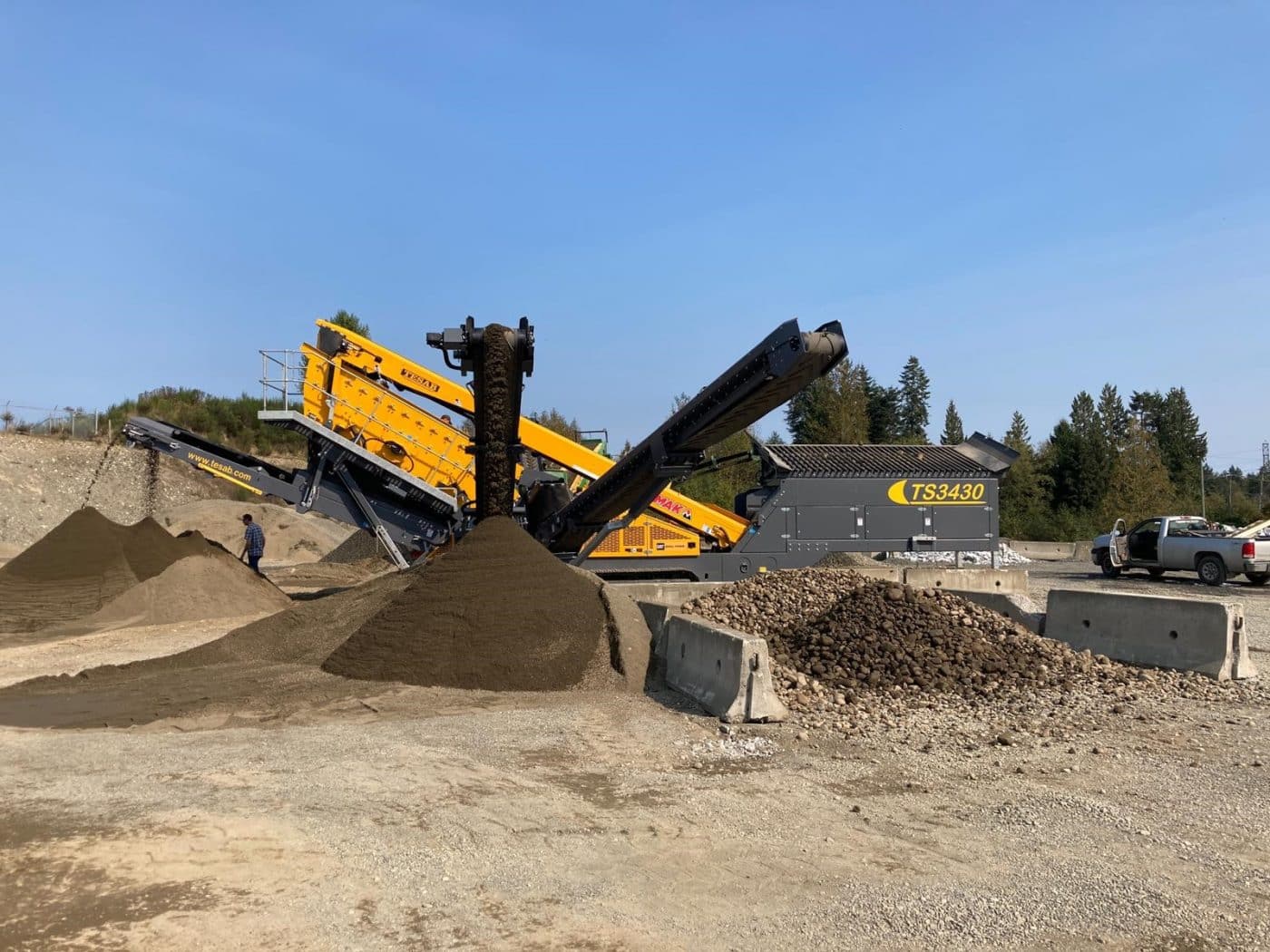 Tesab TS3430 triple-deck screen producing sized aggregate